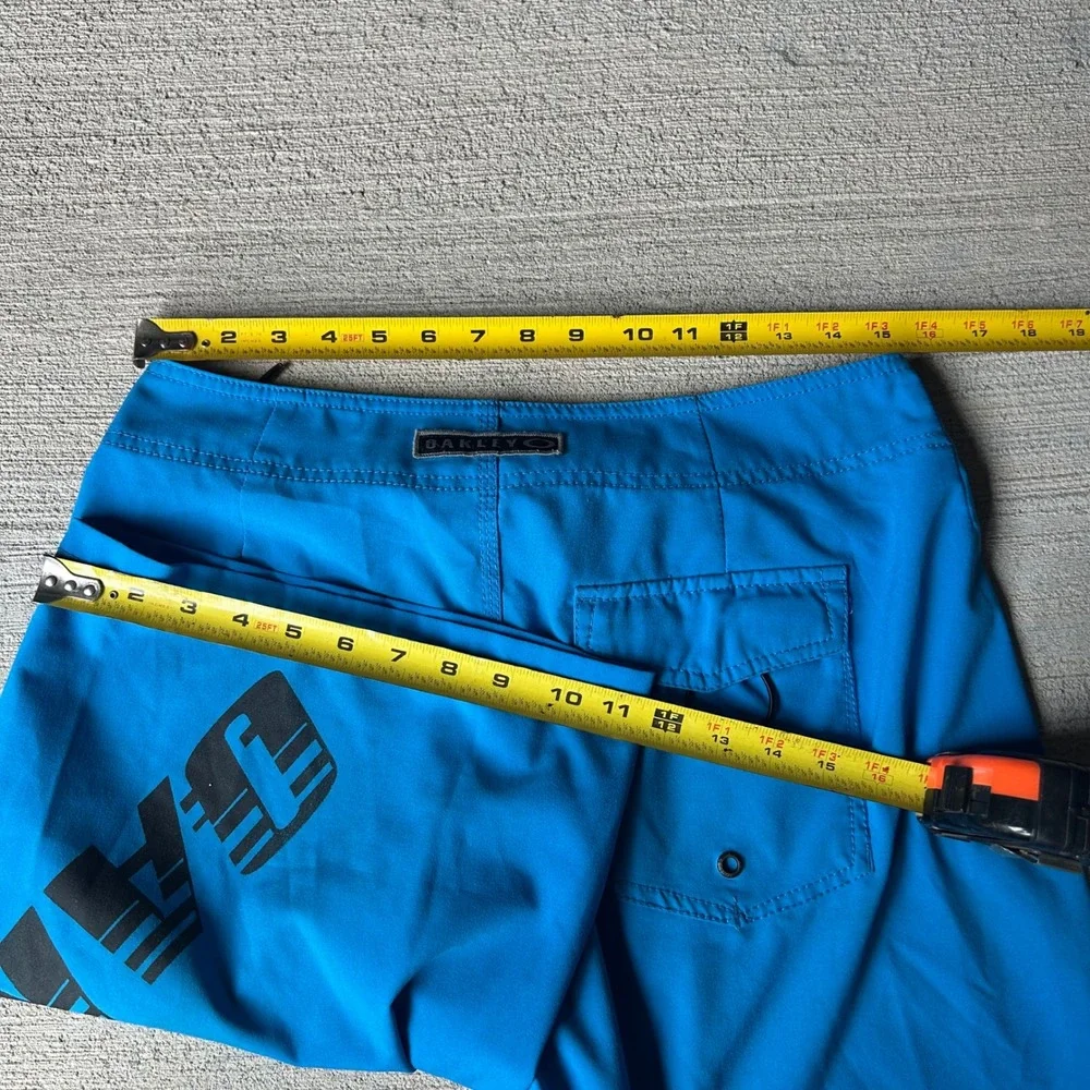 Vintage 2000s Y2K Oakley men's 31 board shorts